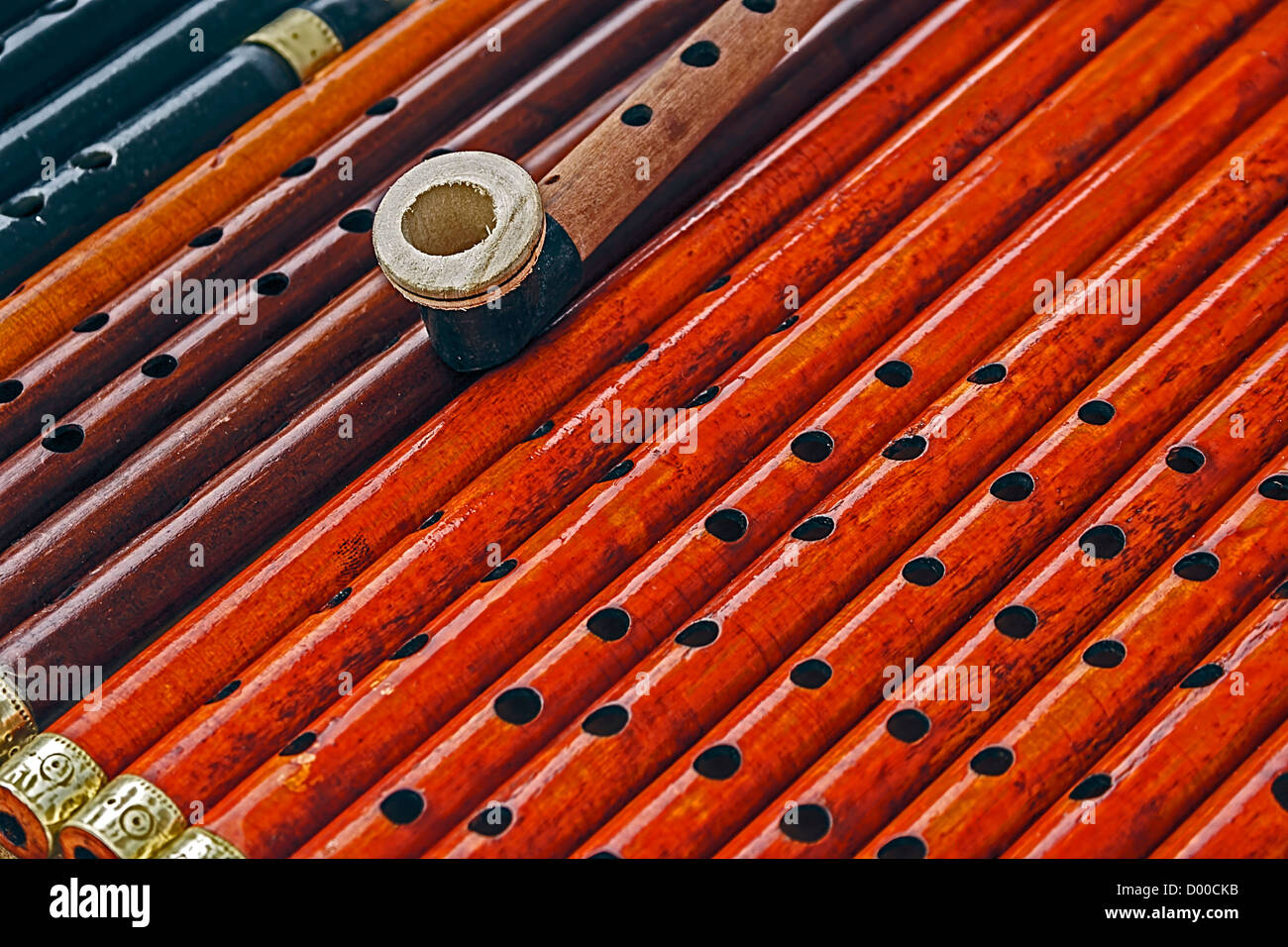 Fischietti costituito da diversi tipi di legno e colorato. Foto Stock