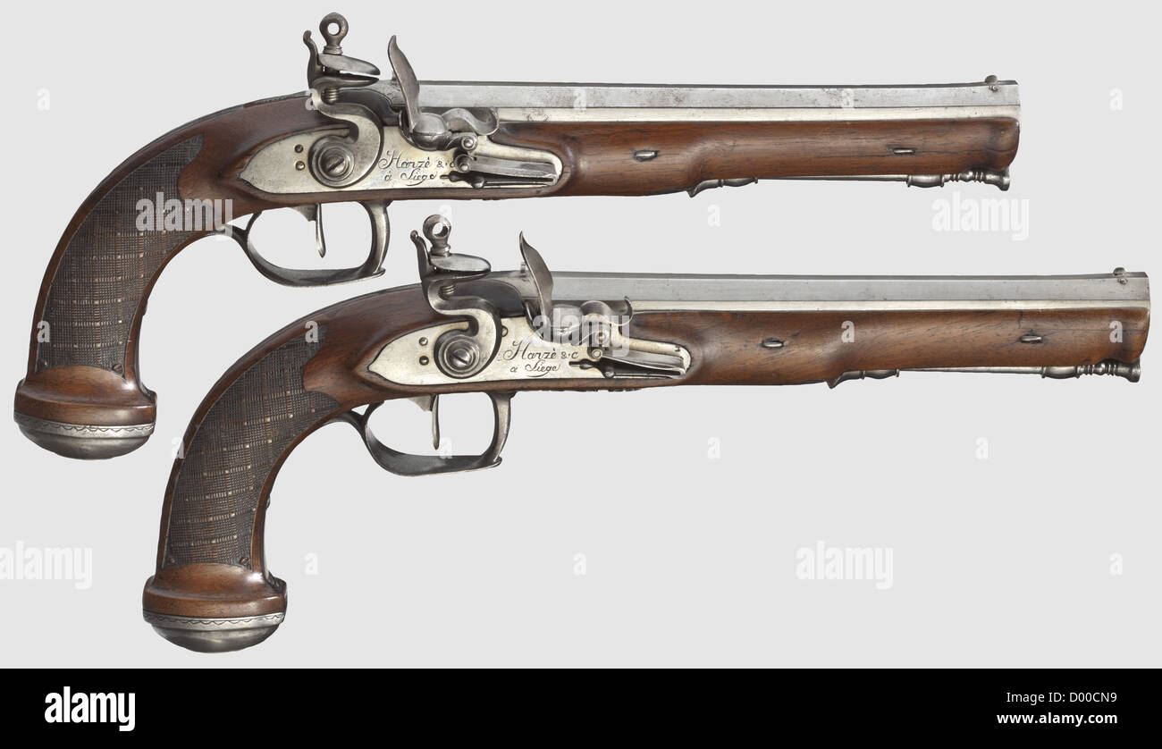 Un paio di pistole flintlock belghe, Harze a Liegi, circa 1810. Canne ottagonali, leggermente rigonfite ai muso, fori rifilati in calibro 13 mm. Linguette leggermente incise. Flintlock con rullo frizzen. Scorte di noce con mobili in ferro e bastoncini in ferro con punte a forma di cintura. Un stock con cricche di tensione intorno alla museruola, l'altro riparato sapientemente intorno alla zona di blocco e muso. Lunghezza 35 cm, storico, storico, XIX secolo, pistola civile, pistole civili, portatile, pistola, armi, arma da fuoco, armi da fuoco, armi da fuoco, armi, armi, armi, armi, armi, oggetti,, diritti aggiuntivi-clearences-non disponibile Foto Stock