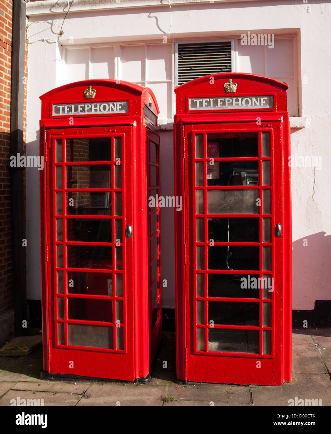 Twin red K6 chiosco caselle telefono progettato da Sir Giles Gilbert Scott, North Street, Guildford City Centre Foto Stock