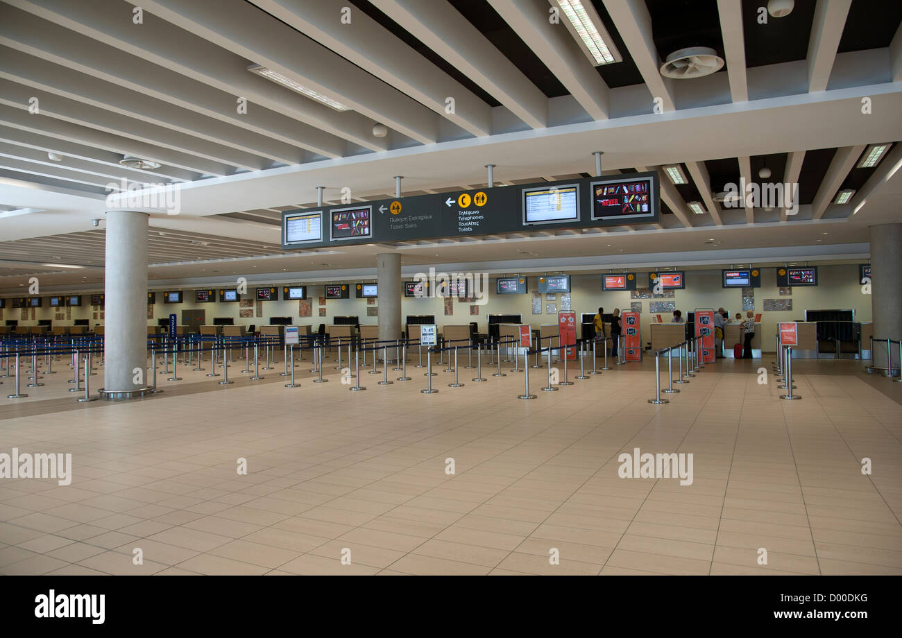 I banchi check-in nel terminal di partenza Pafos Aeroporto Internazionale di Paphos Cipro Foto Stock