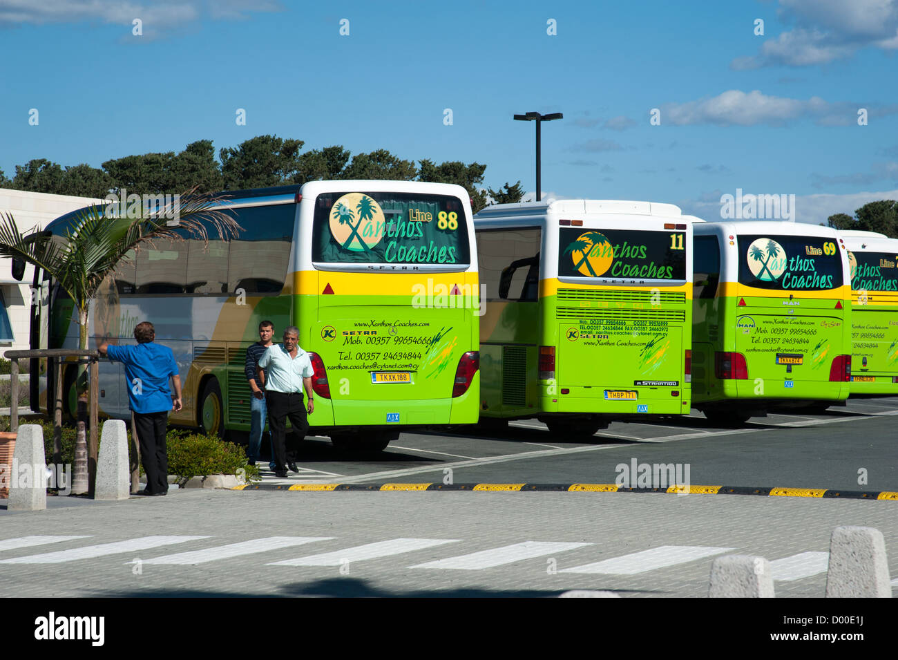 Gli autobus turistici al di fuori di Pafos Aeroporto Internazionale di Paphos Cipro Foto Stock