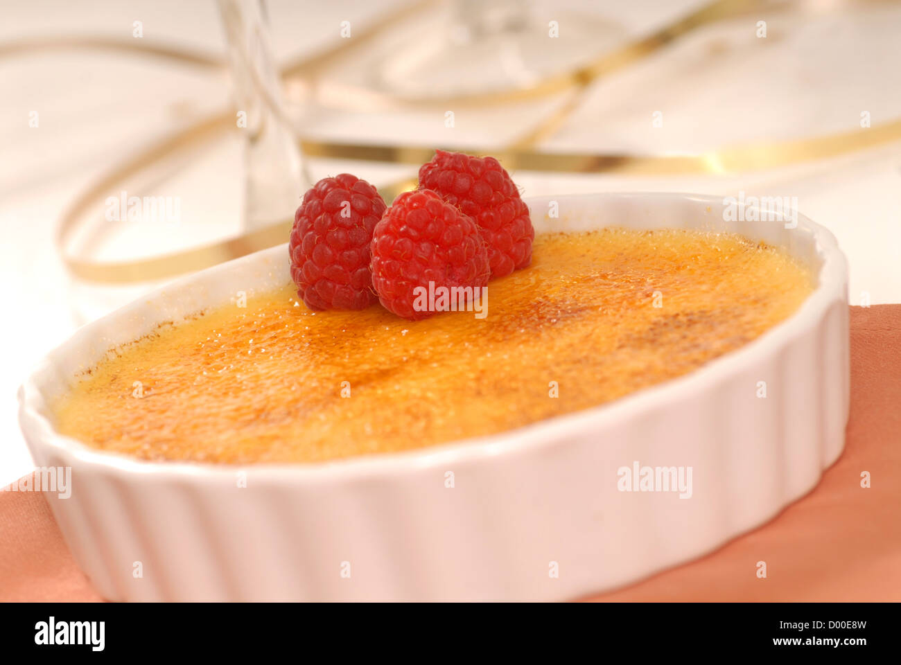 Cremosa e deliziose creme brulee con lamponi freschi Foto Stock