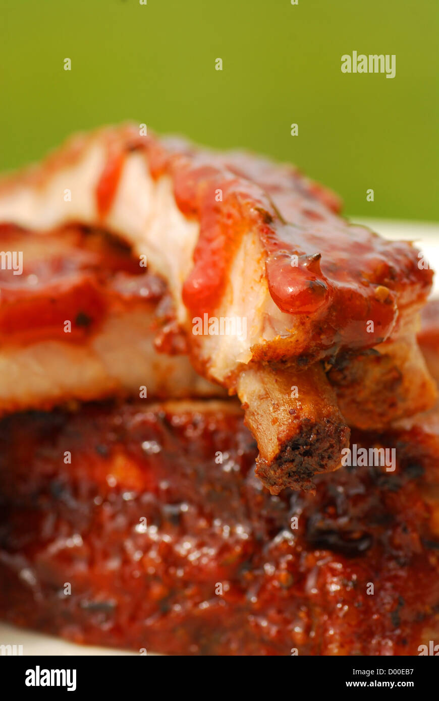 Appena grigliata BBQ Ribs con una piccante salsa barbecue Foto Stock