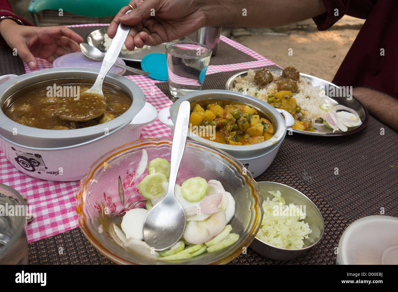 Tradizionale cibo indiano pronto a ora di pranzo Tavolo da pranzo cibo-diffusione piatti da tavola piatti utensili da tavola da pranzo delizioso Foto Stock