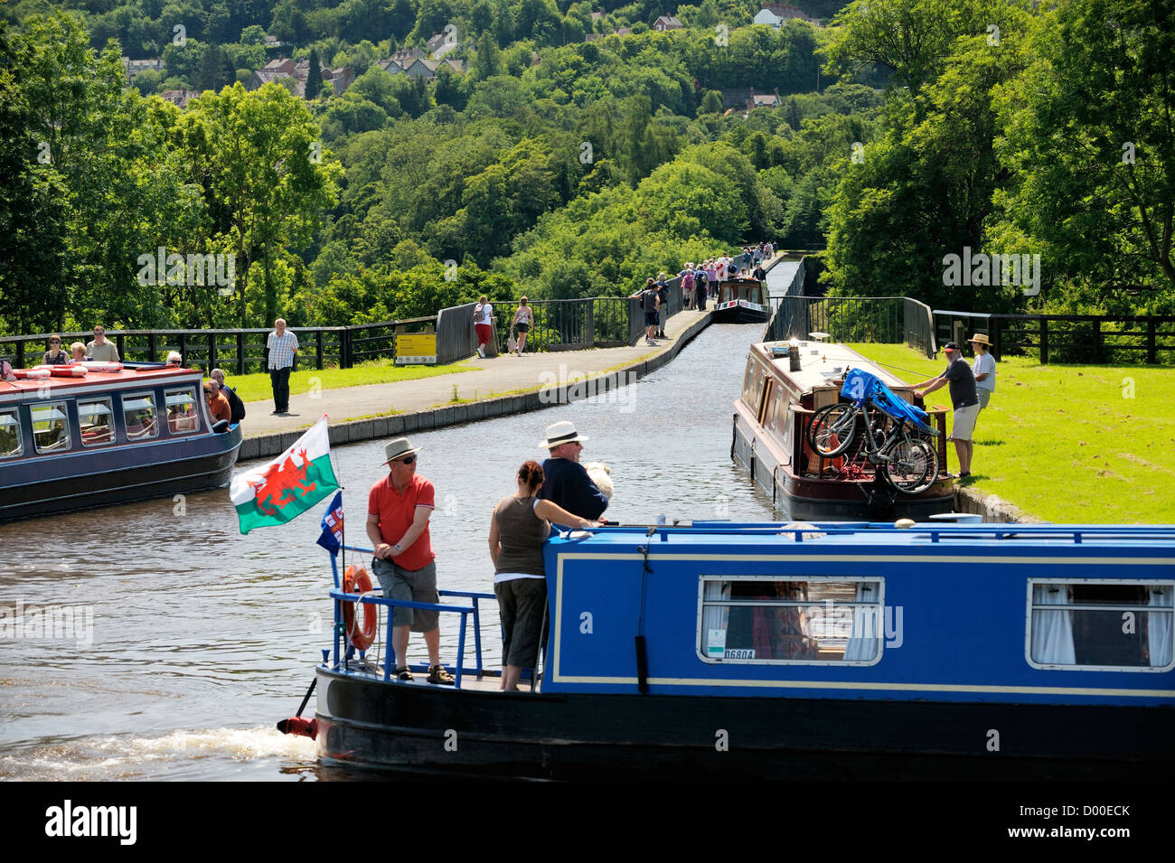Acquedotto Pontcysyllte finito di 1805 porta battelli a Llangollen Canal oltre il fiume Dee Valley vicino a Wrexham, Wales, Regno Unito Foto Stock