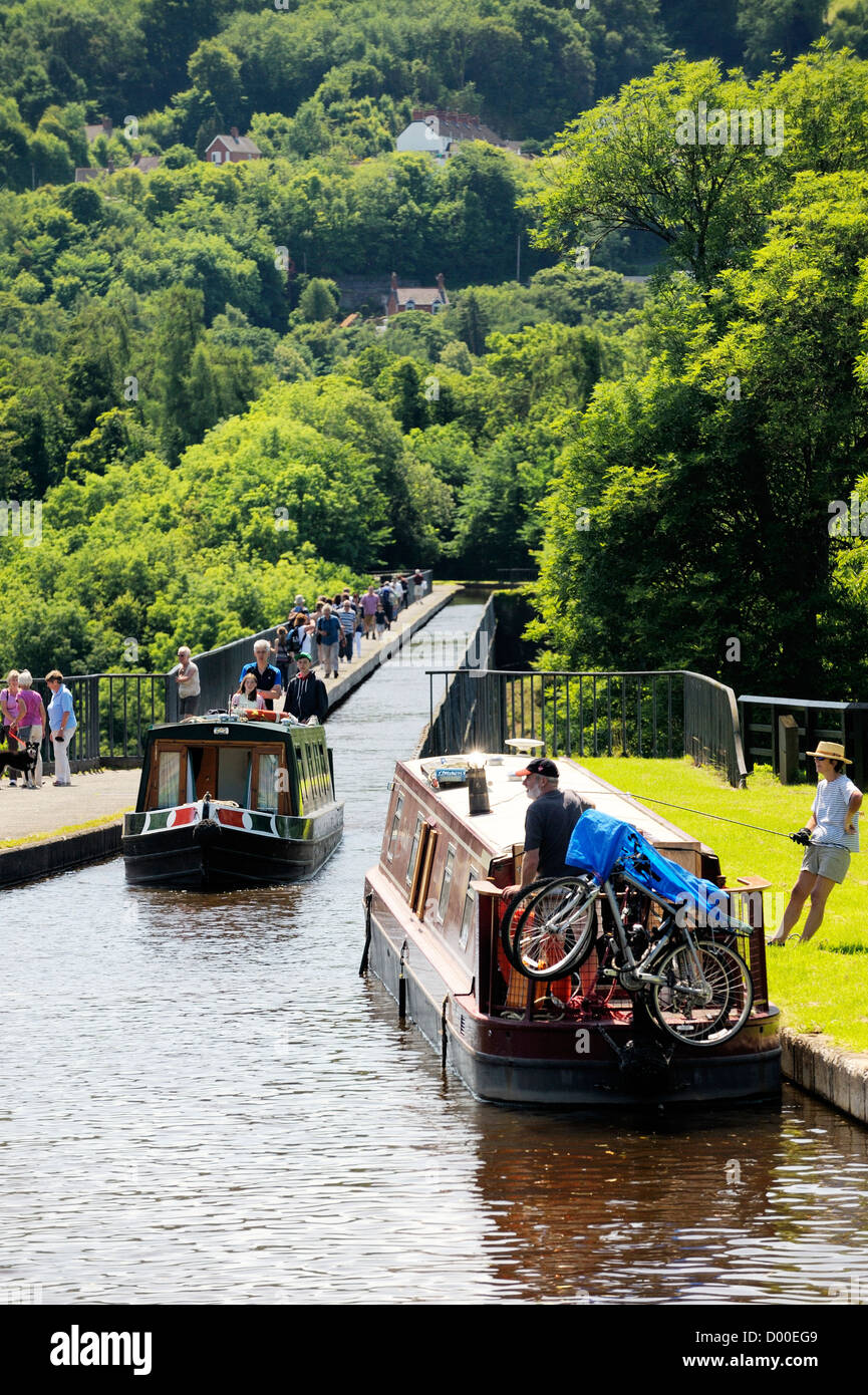 Acquedotto Pontcysyllte finito di 1805 porta battelli a Llangollen Canal oltre il fiume Dee Valley vicino a Wrexham, Wales, Regno Unito Foto Stock