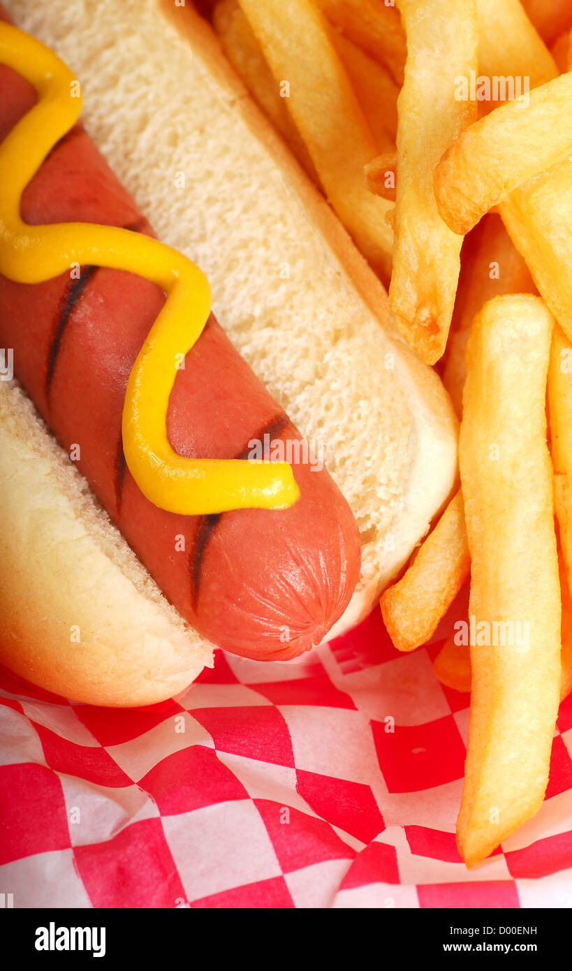 Grigliata di fresco di hot dog con senape e patatine fritte Foto Stock