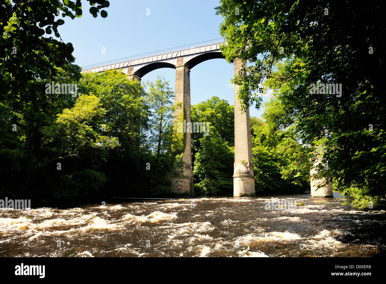 Acquedotto Pontcysyllte finito di 1805 porta battelli a Llangollen Canal oltre il fiume Dee Valley vicino a Wrexham, Wales, Regno Unito Foto Stock