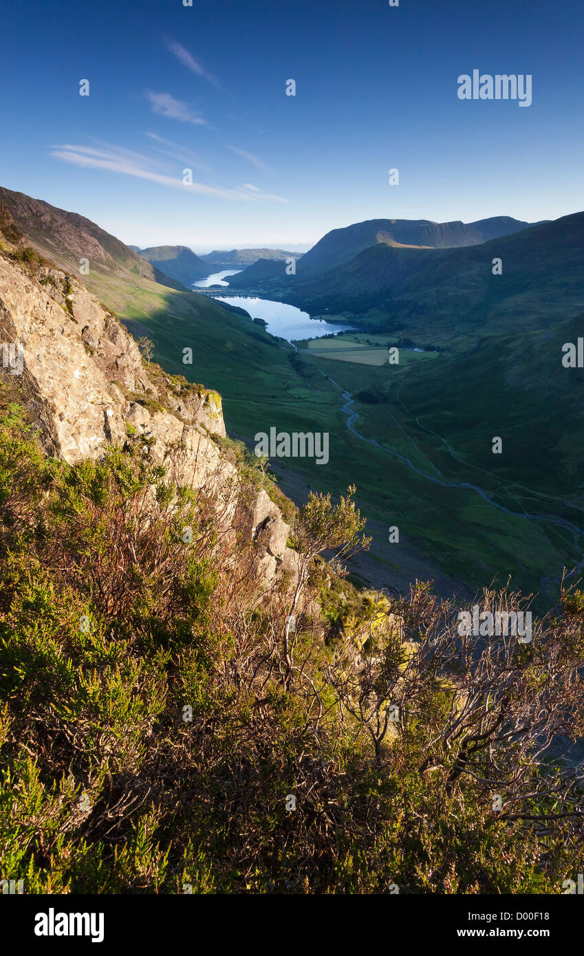 Il sorgere del sole sopra il lago Buttermere dal vertice di Haystacks nel distretto del lago, Inghilterra, Regno Unito. Foto Stock