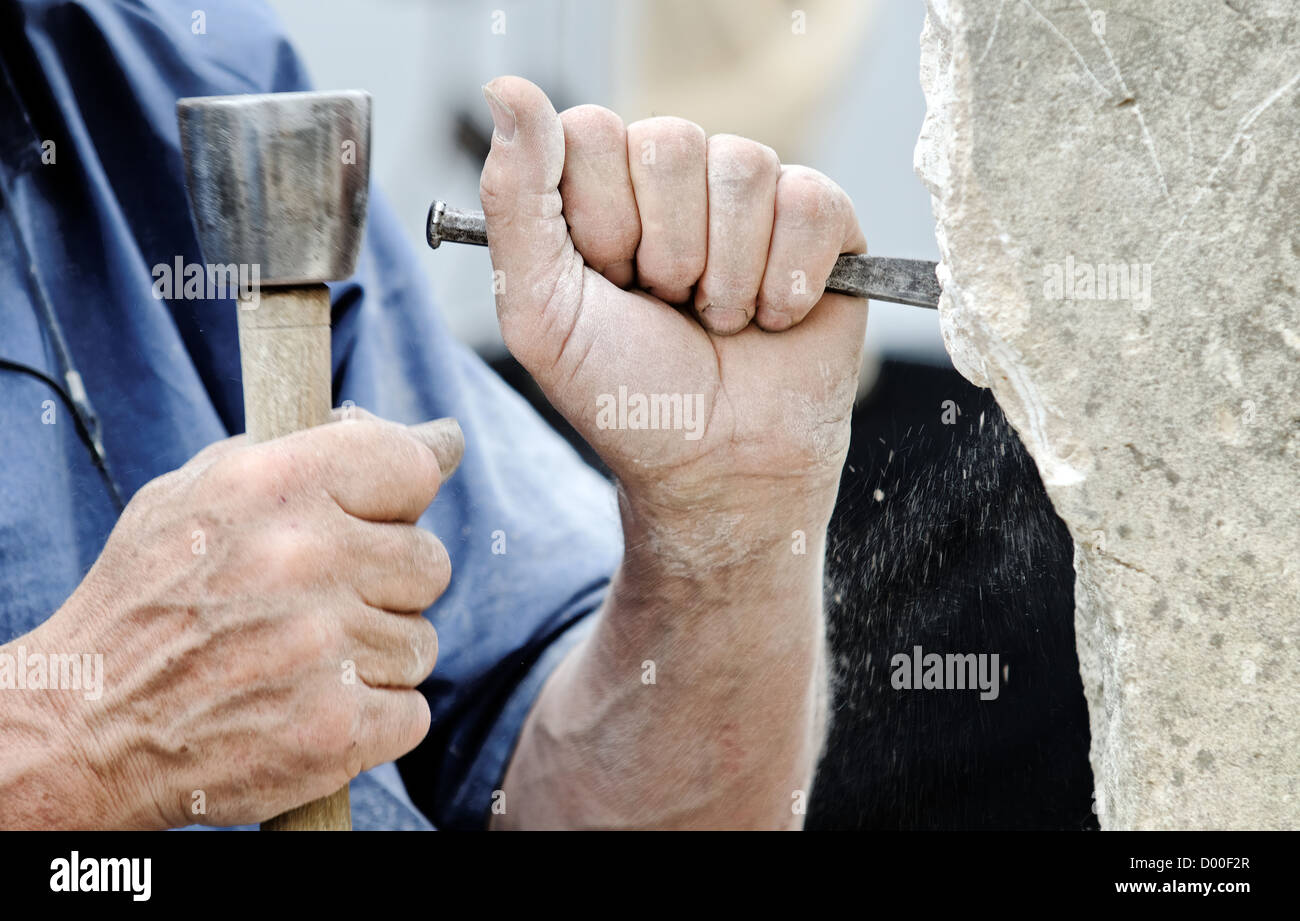 Un intagliatore di pietra sul lavoro Foto Stock