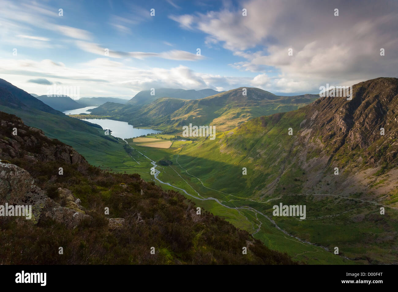 Un Nuvoloso Tramonto sul lago Buttermere dal vertice di Haystacks nel distretto del lago. Foto Stock