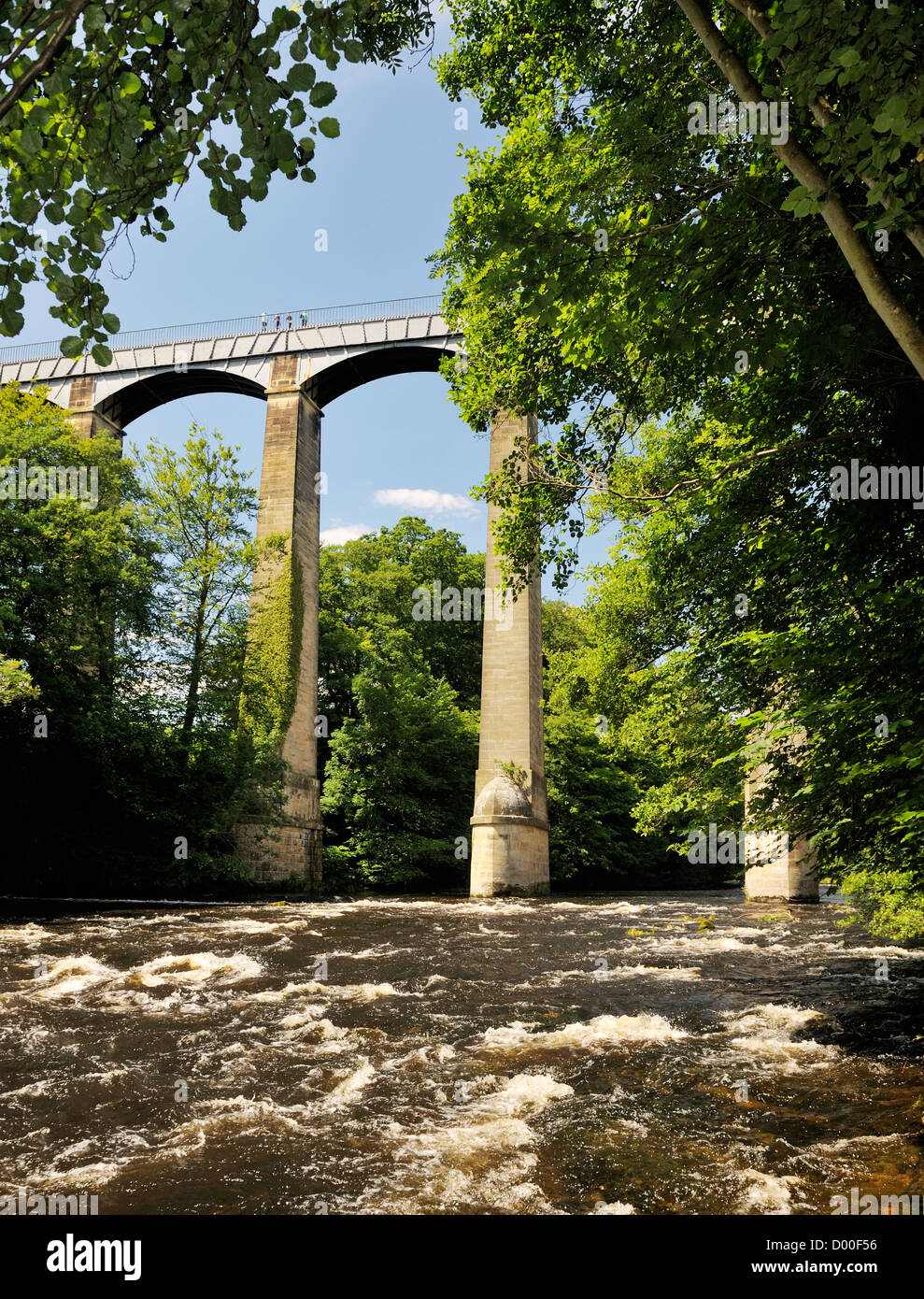 Acquedotto Pontcysyllte finito di 1805 porta battelli a Llangollen Canal oltre il fiume Dee Valley vicino a Wrexham, Wales, Regno Unito Foto Stock
