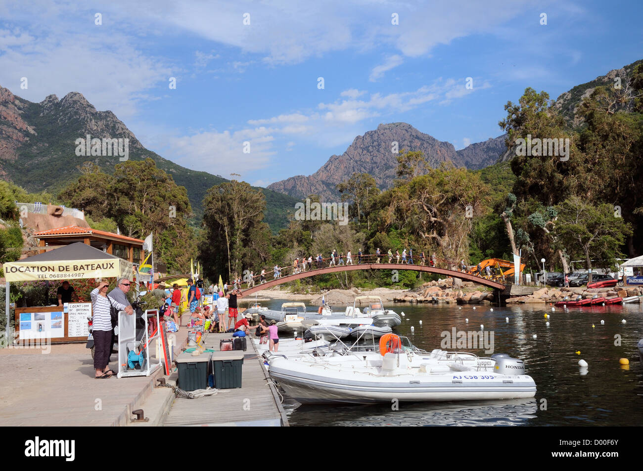 Turisti attraversando Ponte sul Fiume di Porto e di attesa alle gite in barca al Porto Porto, Corsica, Francia, Maggio. Foto Stock
