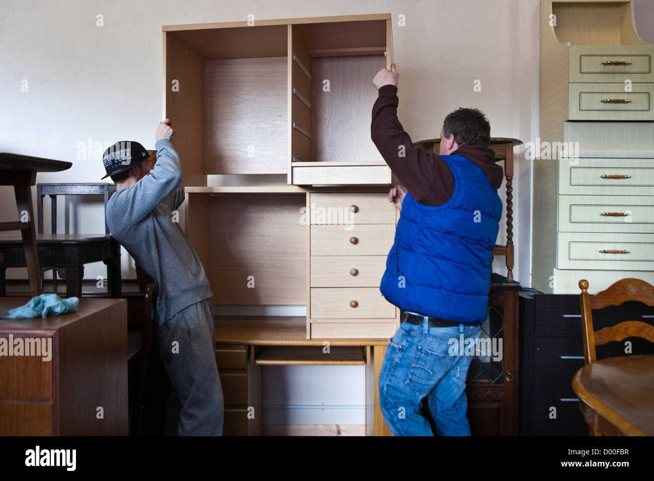 Un hotel a conduzione familiare in mobili di riciclaggio depot a Londra. Mobili usati è ri-venduta a un prezzo molto basso per famiglie a basso reddito. Regno Unito Foto Stock
