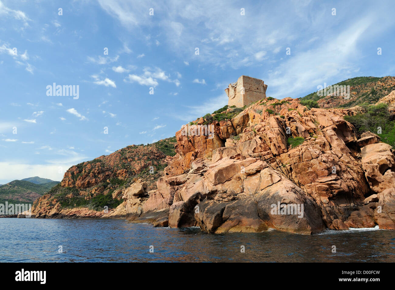 Xvi secolo torre genovese in granito rosso promontorio di Porto, Corsica, Francia, Maggio. Foto Stock