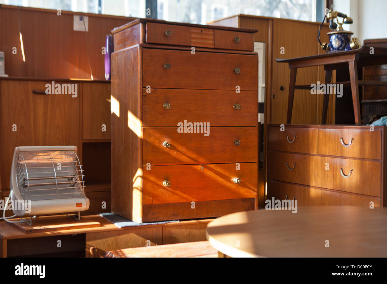 Un hotel a conduzione familiare in mobili di riciclaggio depot a Londra. Mobili usati è ri-venduta a un prezzo molto basso per famiglie a basso reddito. Regno Unito Foto Stock