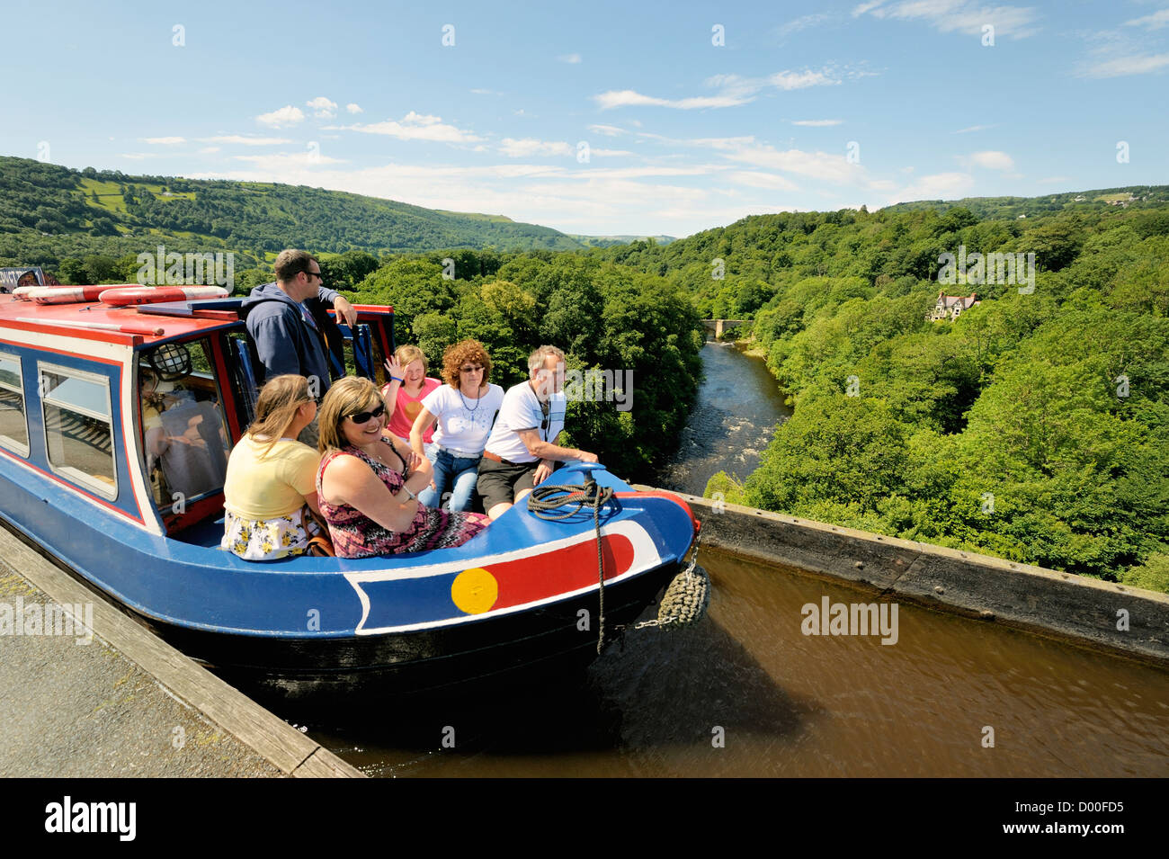 Acquedotto Pontcysyllte finito di 1805 porta battelli a Llangollen Canal oltre il fiume Dee Valley vicino a Wrexham, Wales, Regno Unito Foto Stock