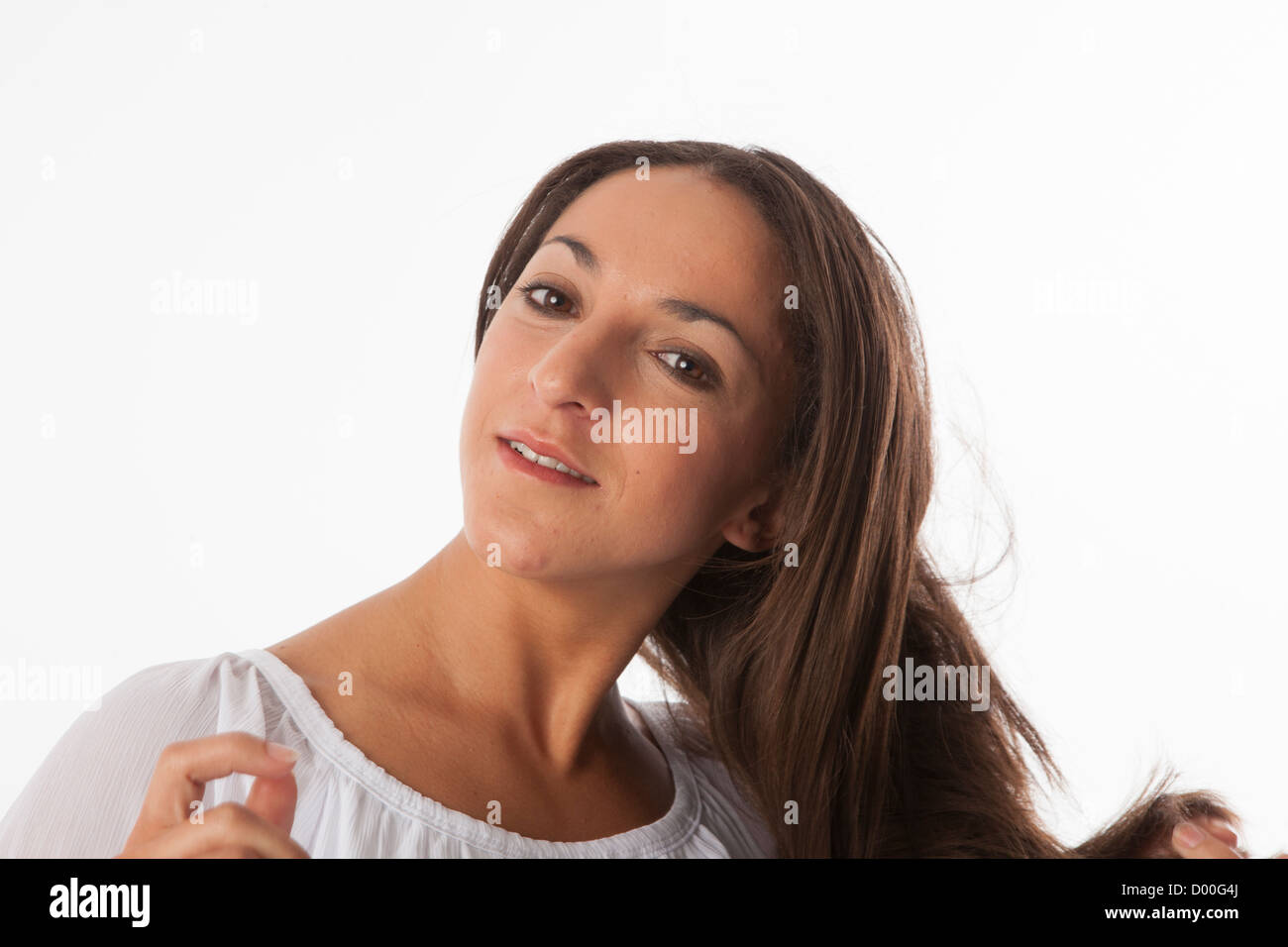 Real giovane bella donna di toccare i capelli Foto Stock