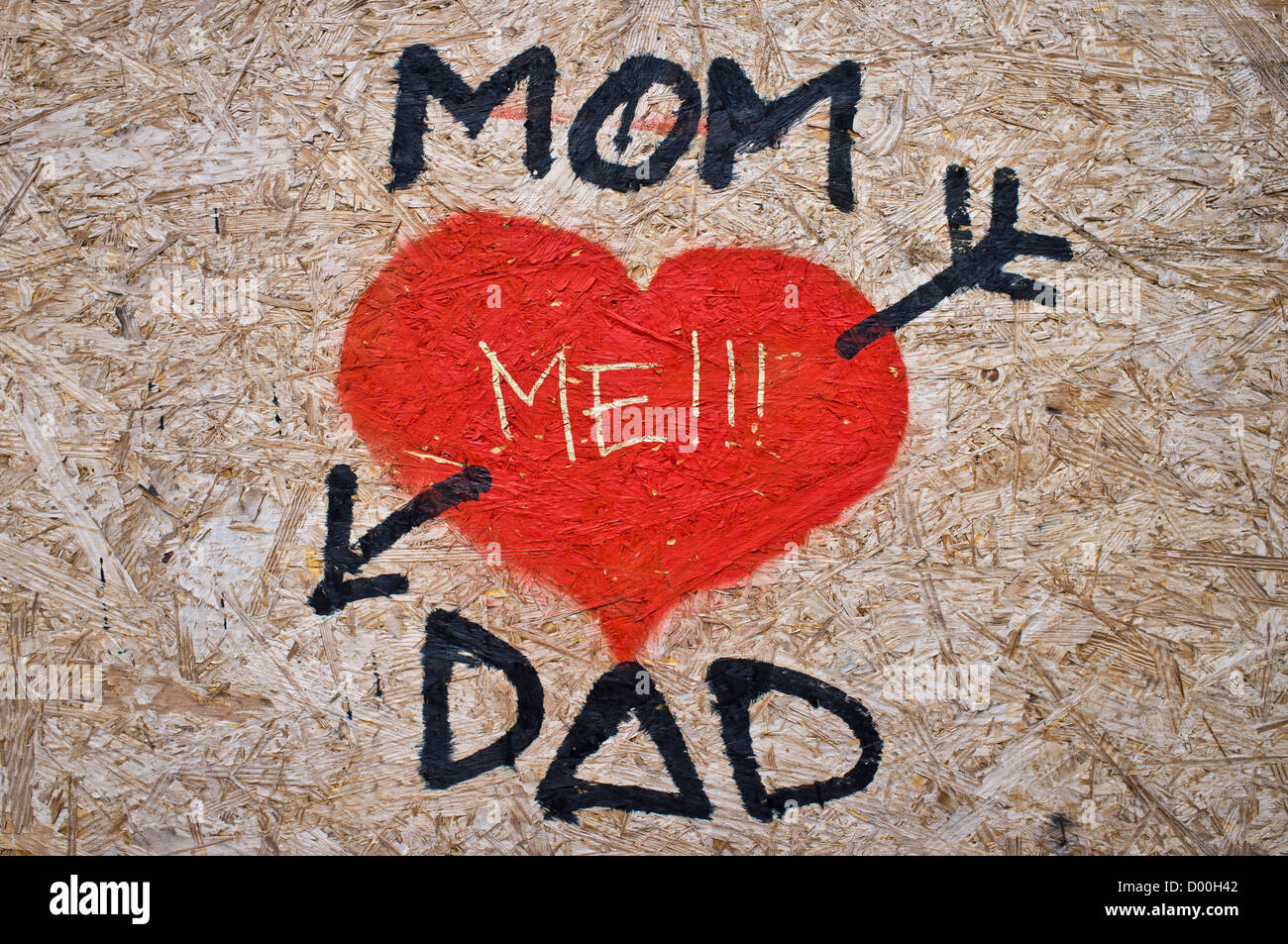 Street Art raffigurante un amore il cuore e le parole 'Me', 'Mom' e 'AD'. Foto Stock