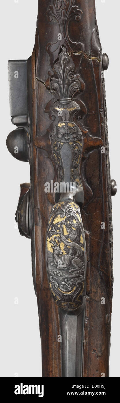 Un fucile a flintlock molto fine della Germania del Sud, circa 1730/40.Round barile con foro liscio in 14 mm caliber.at la Breech e intorno alla vista anteriore argento decoro scalpellato contro uno sfondo dorato, raffigurante la dea in piedi della caccia Diana tra mascarons e tendrils.ciato ciocca con raffigurazioni di animali e mascarons.Full stock Fatto da noce splendidamente granato con tendri finemente scolpiti e rocailles.The stock con una pausa vicino alla serratura, la fine del forestock è un ricambio, una sostituzione sopra il grilletto, piccoli difetti e repa, Additional-Rights-Clearences-non disponibile Foto Stock