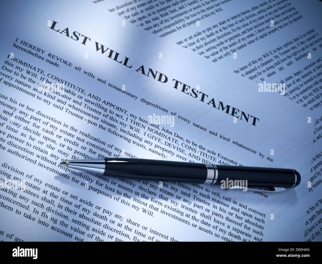 La finestra ombra rende la forma a croce sopra il testamento e la penna. Foto Stock