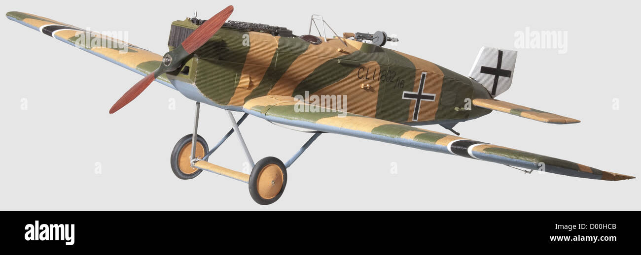 Un modello Junkers di tipo C.L.i,1802/16,un modello in scala volante,il telaio composito rifinito in verde su sabbia con sottosuperfici blu chiaro,e marcature nazionali del periodo. Alianti, timone ed elevatori completamente mobili, cabina di pilotaggio con sedile e manichino, posizione del fucile posteriore con sedile imbottito, mitragliatrice manuale con tamburo di munizioni, con motore fittizio a 6 cilindri e mitragliatrici doppie Spandau, legno diam. 51 cm, su gomma-sradrunatore bungie sprung e elica, 205 cm di zampino storico-ventesimo secolo, diritti aggiuntivi-stancati-ventesimo-disponibili Foto Stock