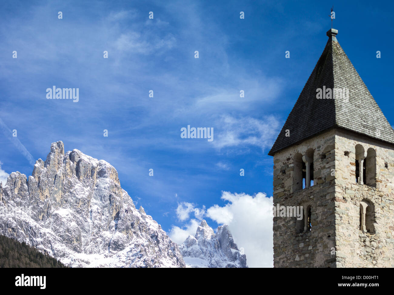 L'Italia, Dolomiti, Trentino Alto Adige, il campanile di San Martino di Castrozza chiesa Foto Stock