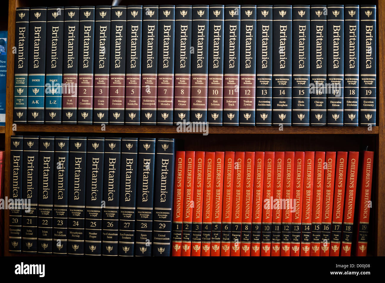 Volumi di Enciclopedia Britannica nella libreria a un secondario completo scuola, Wales UK Foto Stock