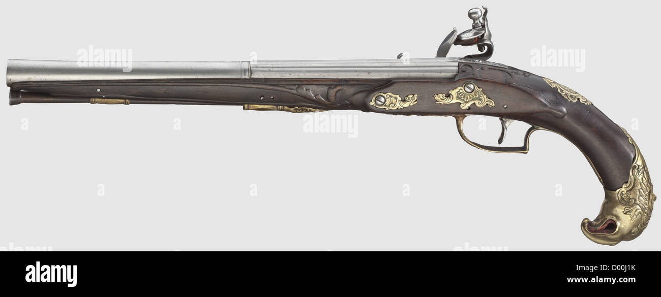 Una pistola flintlock, Karlsbad, metà del 18 ° secolo. Cilindro a due stadi con foro liscio, calibro 15.5 mm, scanalato e arrotondato dopo una cintura, con il marchio spagnolo "I.MAS" sulla parte superiore. Flintlock finemente inciso e scalpellato. Noce pieno stock con mobili in ottone in rilievo. Il forestock integrato, il ramrod thimbles non associati(?), bastone di legno con punta di ferro. Lo stock è stato rettificato, con sostituzioni. Lunghezza 46 cm, storico, storico, 18 ° secolo, pistola civile, pistole civili, portatile, pistola, armi da fuoco, armi da fuoco, armi da fuoco, armi, armi,, diritti aggiuntivi-clearences-non disponibile Foto Stock Una pistola flintlock, Karlsbad, metà del 18 ° secolo. Cilindro a due stadi con foro liscio, calibro 15.5 mm, scanalato e arrotondato dopo una cintura, con il marchio spagnolo "I.MAS" sulla parte superiore. Flintlock finemente inciso e scalpellato. Noce pieno stock con mobili in ottone in rilievo. Il forestock integrato, il ramrod thimbles non associati(?), bastone di legno con punta di ferro. Lo stock è stato rettificato, con sostituzioni. Lunghezza 46 cm, storico, storico, 18 ° secolo, pistola civile, pistole civili, portatile, pistola, armi da fuoco, armi da fuoco, armi da fuoco, armi, armi,, diritti aggiuntivi-clearences-non disponibile Foto Stock