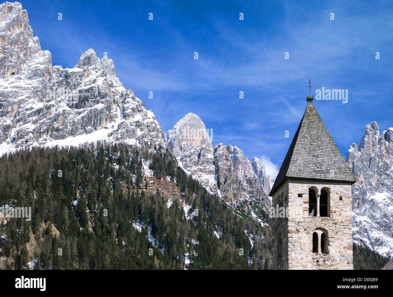 L'Italia, Dolomiti, Trentino Alto Adige, il campanile di San Martino di Castrozza chiesa Foto Stock