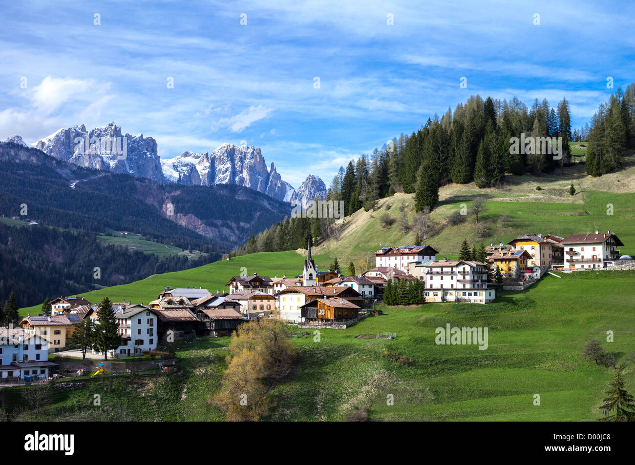 L'Italia, Dolomiti, Trentino Alto Adige, il villaggio di Moena e in background tha Catinaccio mountain Foto Stock