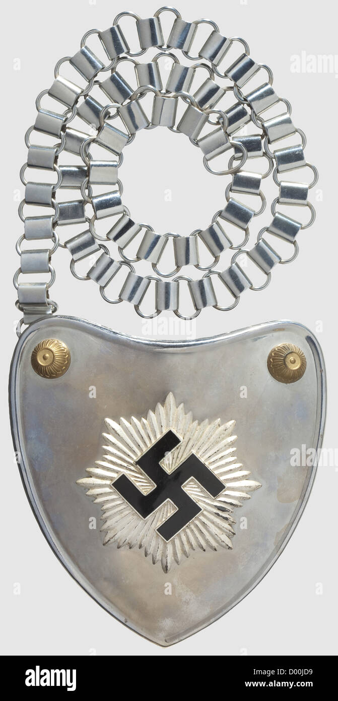 Un gorget per i portatori standard, della Reich Air Protection League (RLB), 2 ° modello. Scudo in nichel argento a forma di cuore con stella RLB applicata argentata e dotata di una Swastika smaltata, rosette dorate negli angoli superiori. Liner blu scuro, la chiusura con logo di Aurich Dresden. Un raro gorget,storico,anni trenta,trenta,20 ° secolo,Reichsluftschutzbund,corpo di protezione dell'aria di Stato,organizzazione,organizzazione,organizzazioni,organizzazioni,NS,nazionalsocialismo,nazismo,terzo Reich,Reich tedesco,Germania,utility,accessori,accessori,diritti aggiuntivi-clearences-non disponibili Foto Stock