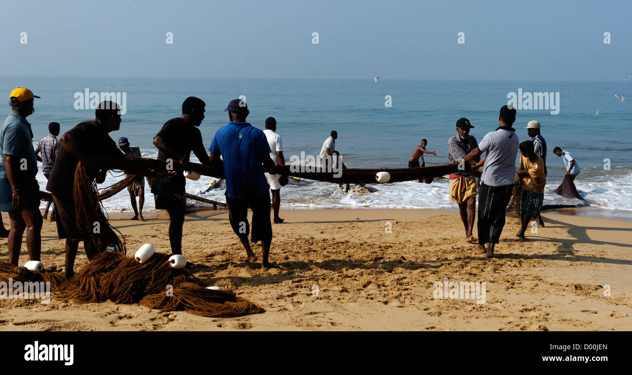 I pescatori di mare riserva di tartaruga nel centro Kosgoda, Sri Lanka reti da traino a terra. Foto Stock