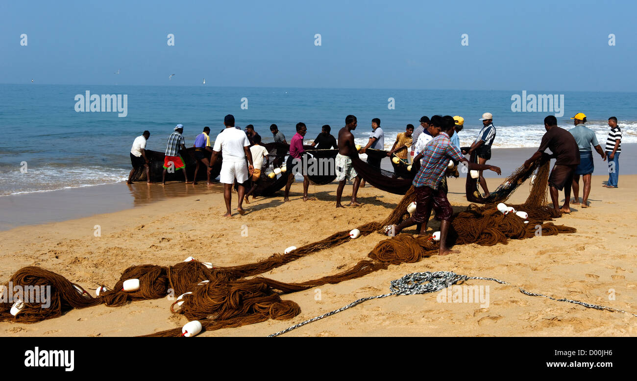 I pescatori di mare riserva di tartaruga nel centro Kosgoda, Sri Lanka reti da traino a terra. Foto Stock