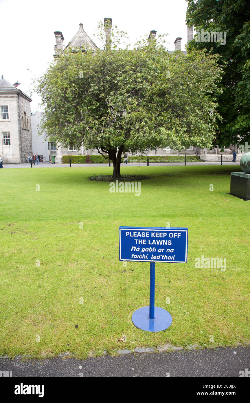 Tenere fuori i prati segno blu in un Park di Dublino Foto Stock