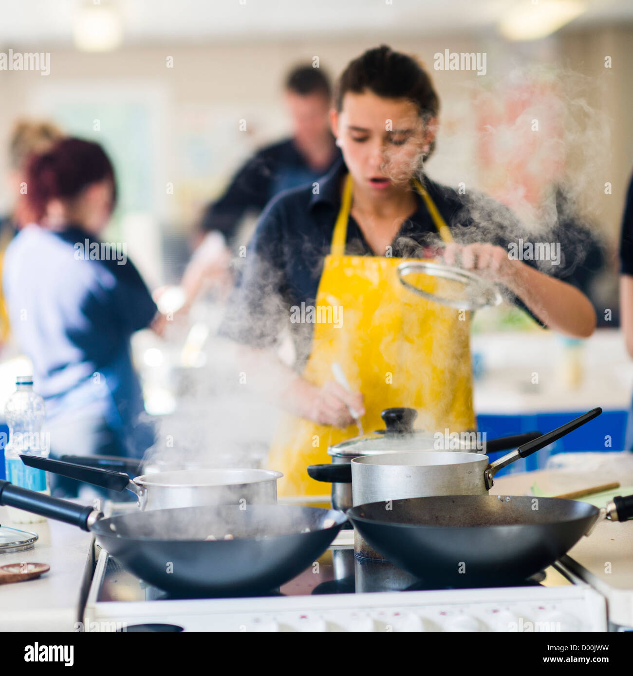 Gli alunni gli studenti in un interno di cucina scienza tecnologia alimentare lezione a un secondario completo scuola, Wales UK Foto Stock