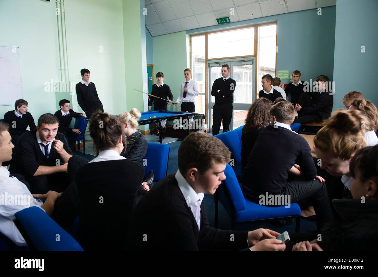 Anno 12 e 13 studenti nella sesta forma sala comune ad un secondario completo scuola, Wales UK Foto Stock