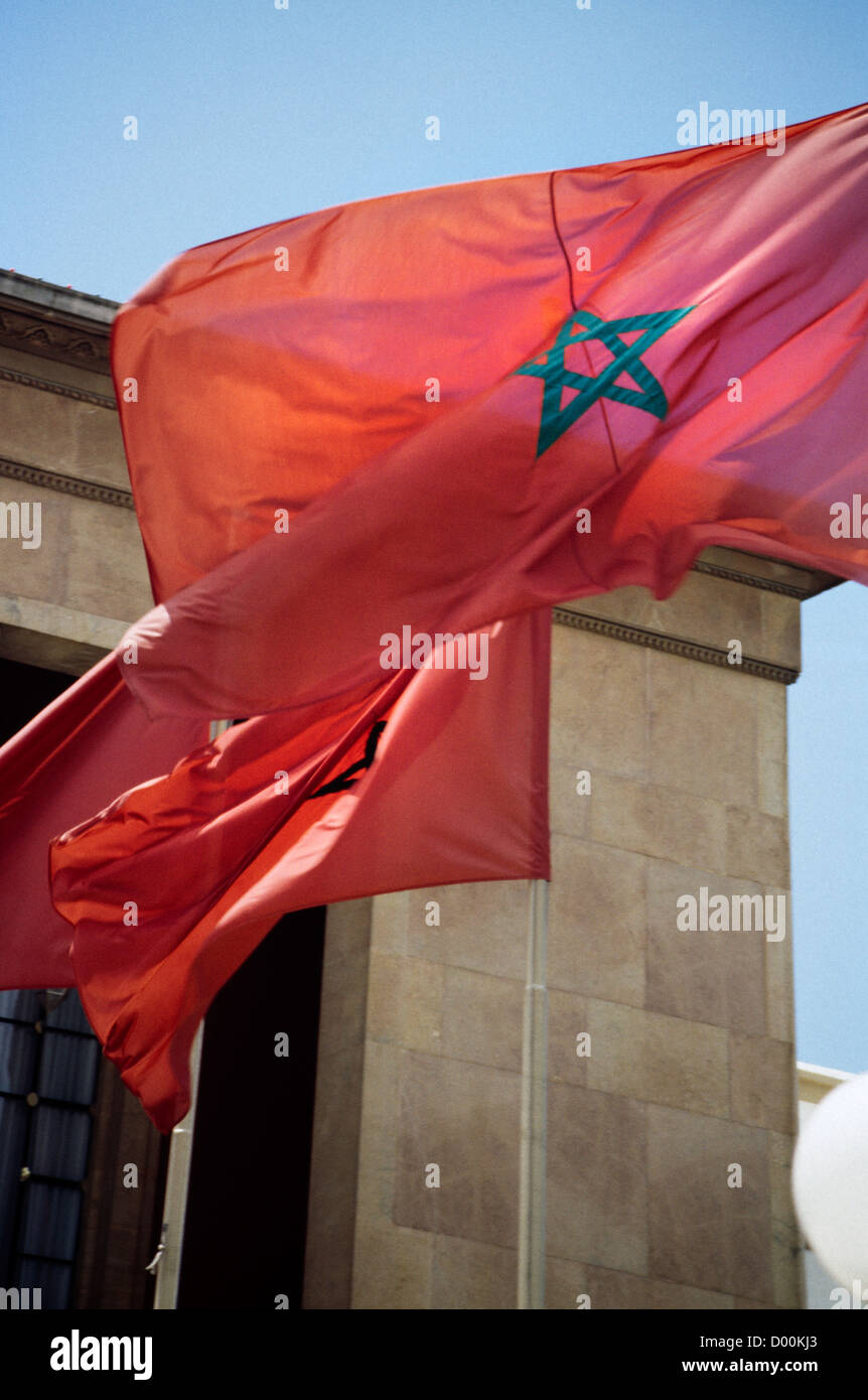 Rabat Marocco bandiera marocchina al di fuori del Palazzo del Parlamento Foto Stock