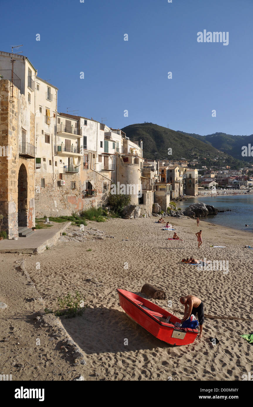 Cefalù, il borgo antico e la spiaggia, Sicilia, Italia Foto Stock