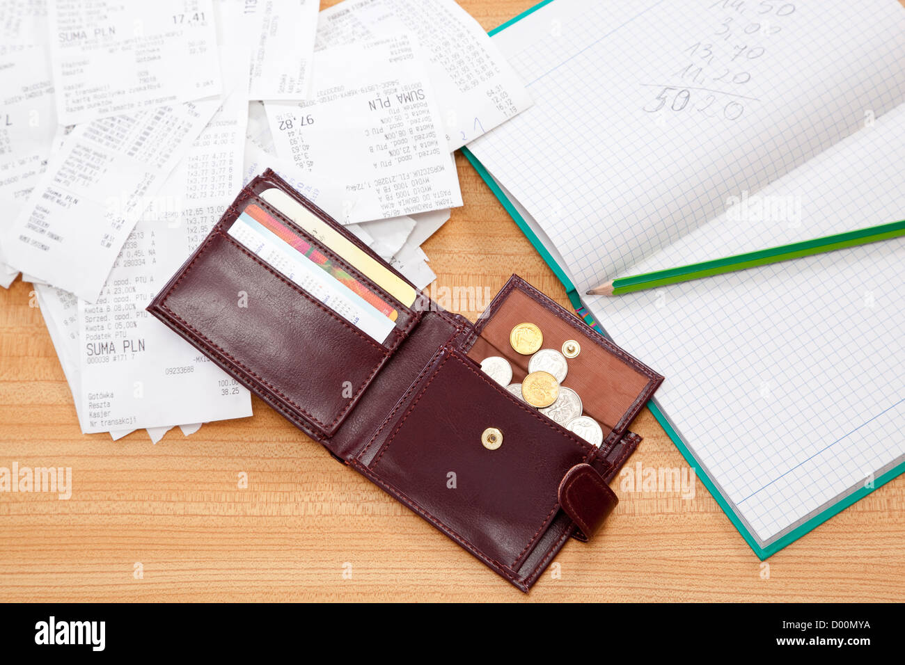Borsa con il denaro e la ricevuta di shopping su tavola Foto Stock