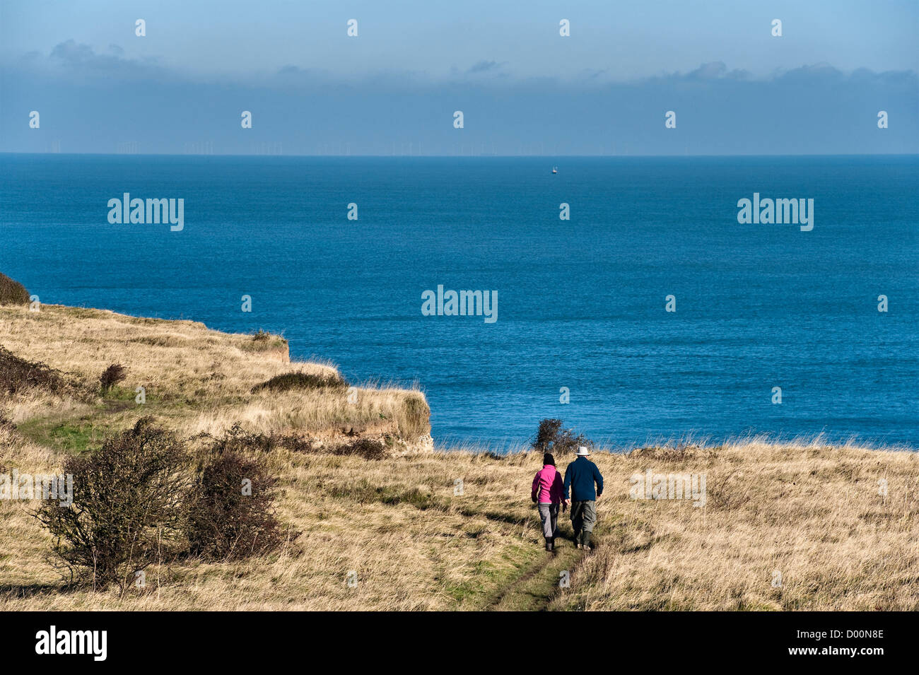 Escursionisti sul sentiero costiero del Kent (la Saxon Shore Way) sopra le bianche scogliere tra Deal e dover, inverno (Regno Unito) Foto Stock