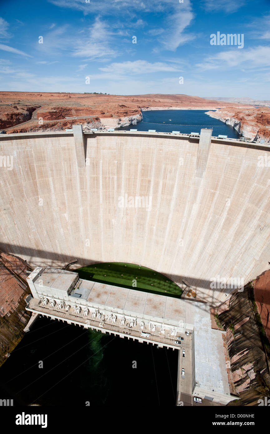 Il 4 ottobre, 2012 - Pagina, Arizona, Stati Uniti - Glen Canyon Dam in Pagina, Ariz. La diga è stata costruita sopra un 10-anno span e completato nel 1966. Pagina è stata costruita come una società comune per sostenere i lavoratori e le loro famiglie durante la costruzione. (Credito Immagine: © sarà Seberger/zReportage/ZUMAPRESS.com) Foto Stock