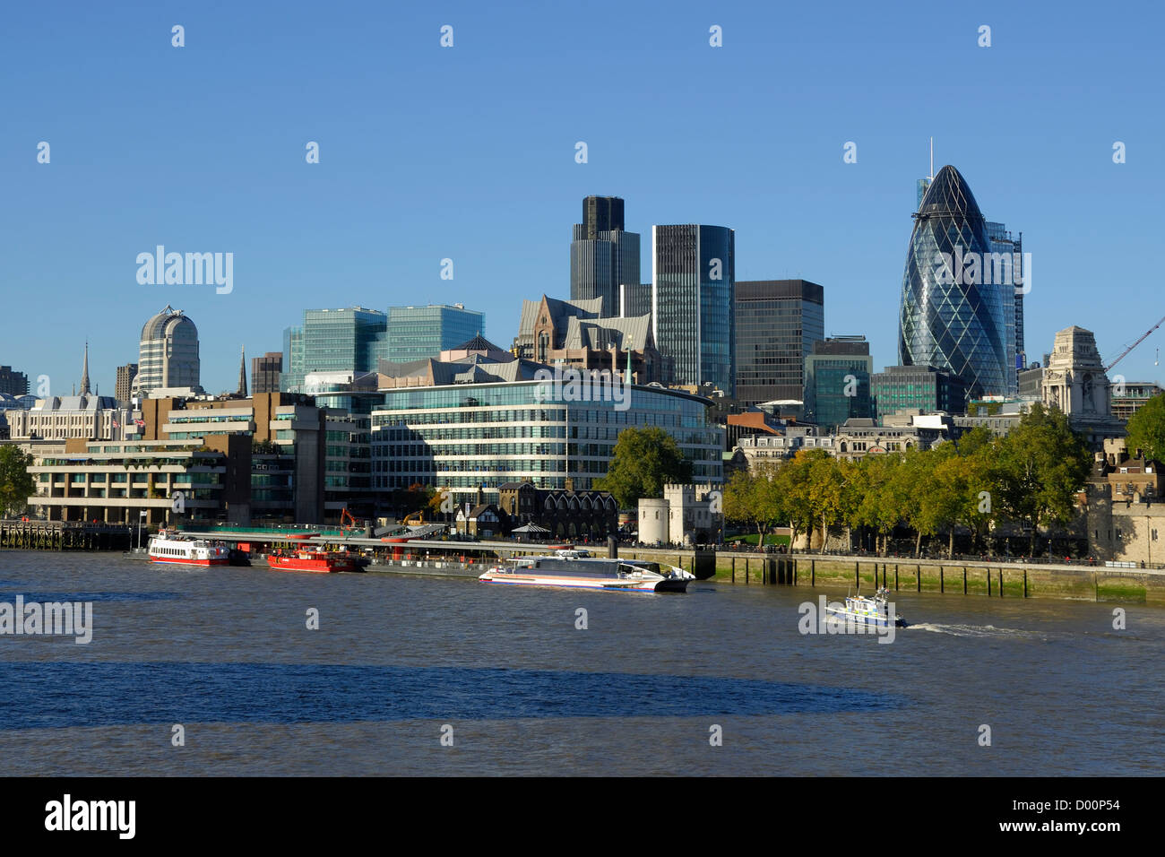 Città di Londra Regno Unito dalla riva sud del Tamigi, nel 2010 Foto Stock