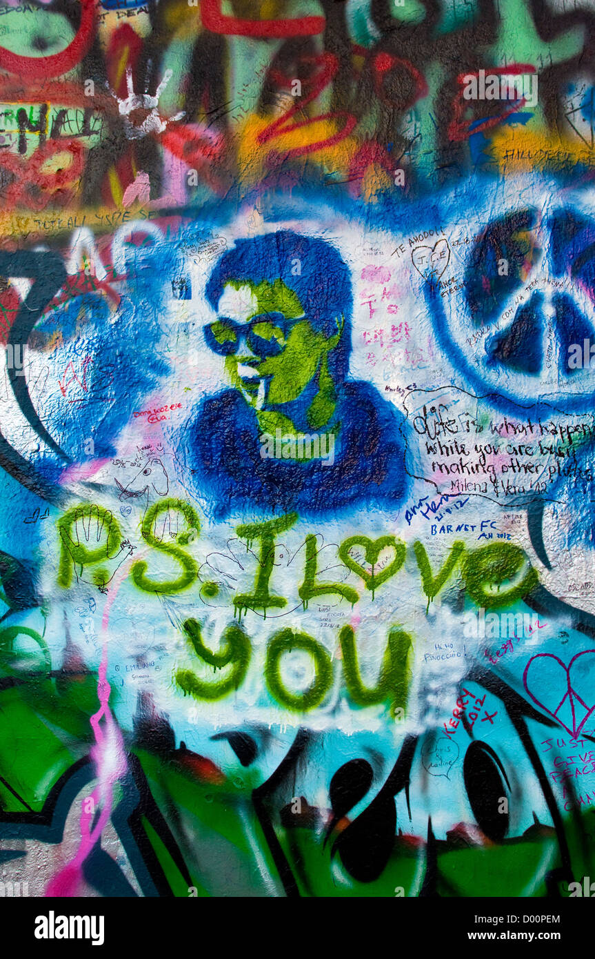Dettaglio di un famoso muro di Lennon a Praga Foto Stock