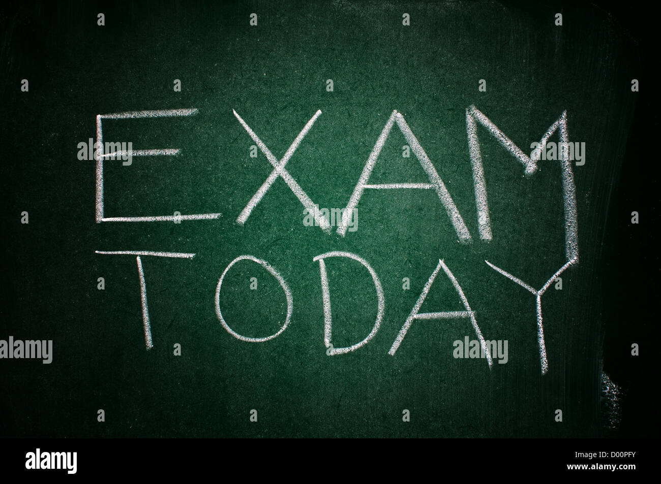 Exam today, note written with chalk on the green chalkboard. Foto Stock