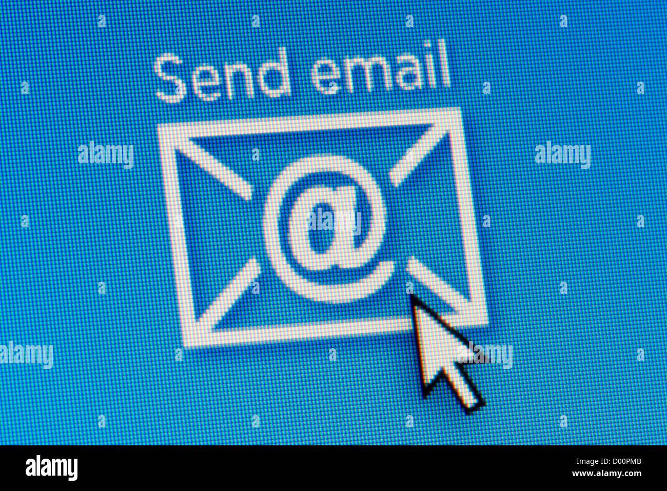 Chiudere fino allo schermo di un computer dotato di un mouse in bilico su una icona invia e-mail. Foto Stock