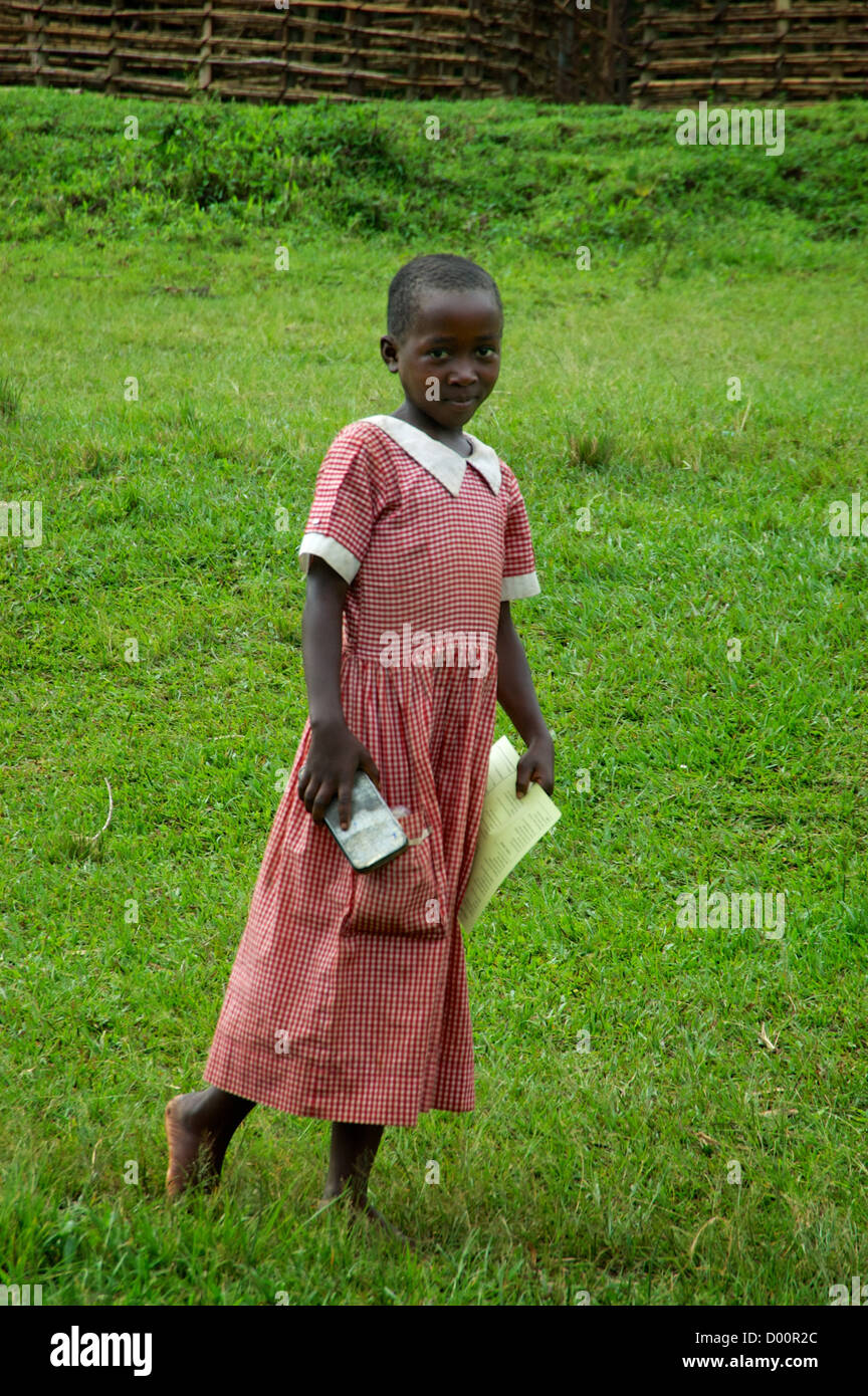 Ritratto di una bambina. Foresta impenetrabile di Bwindi, Parco Nazionale, Uganda Foto Stock