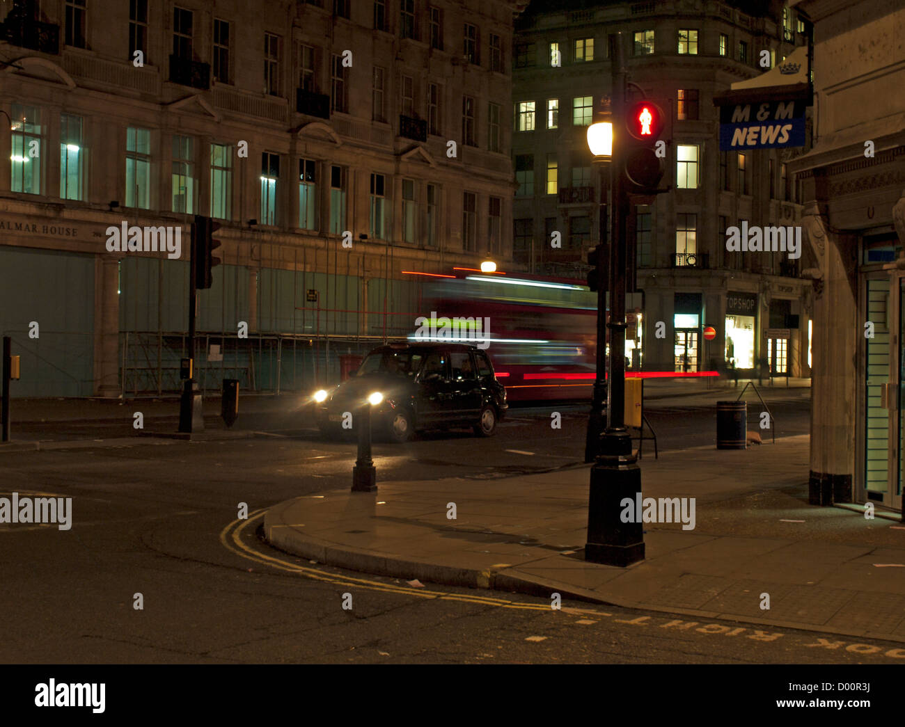 Il traffico su Regent Street che mostra iconico Londra taxi e bus, nel West End di Londra, Inghilterra, Regno Unito Foto Stock