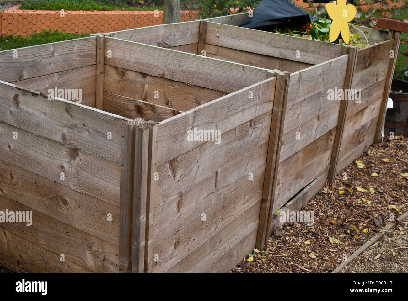 Un di legno tre bay compost bin Foto Stock