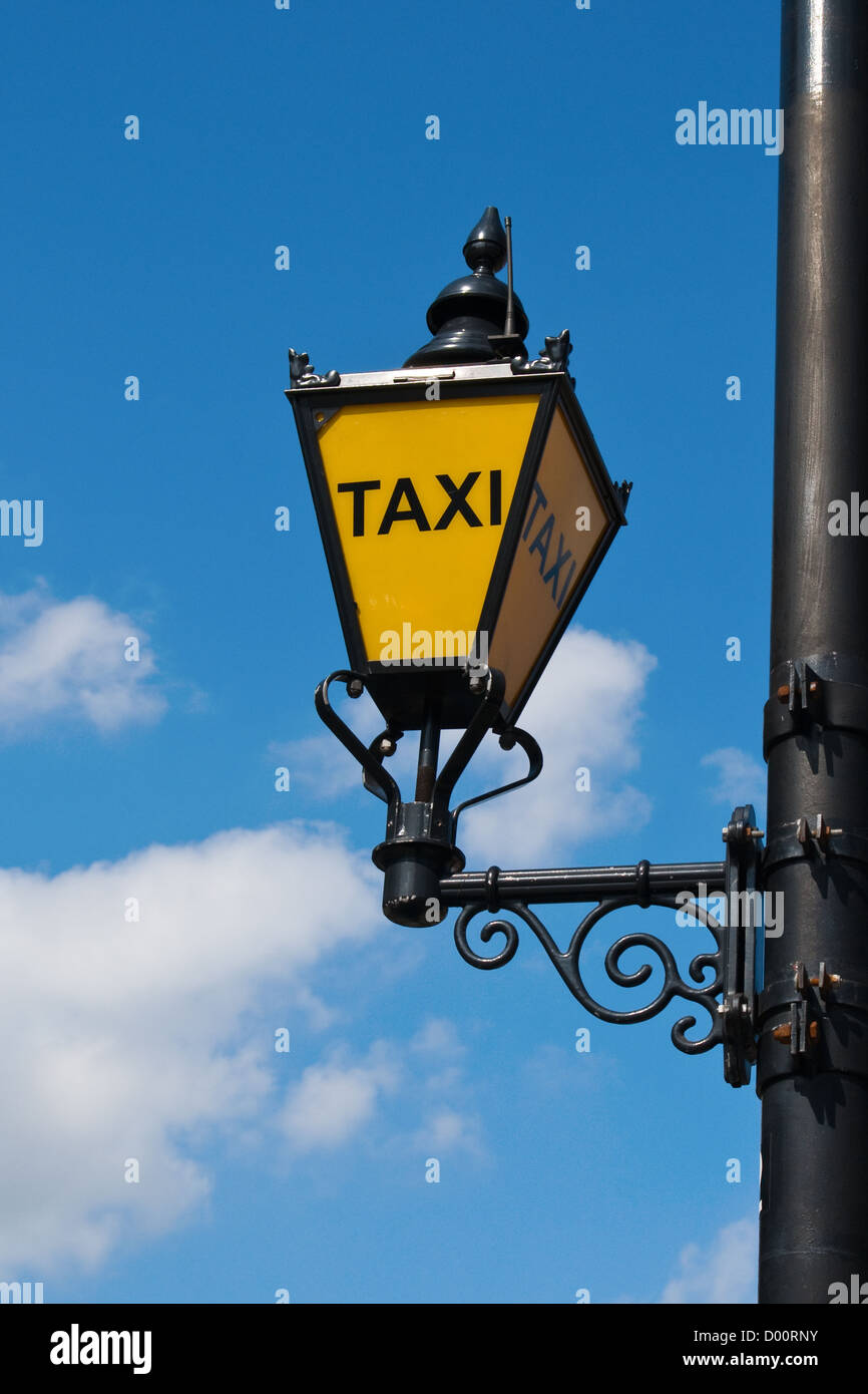 Lanterna di taxi fuori le case del parlamento Westminster London  Inghilterra England Foto stock - Alamy